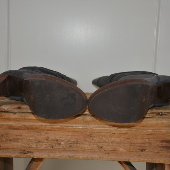 BCBG Anika Grey Suede
Platform High Heel Boots Size 7. - Picture 2 of 4